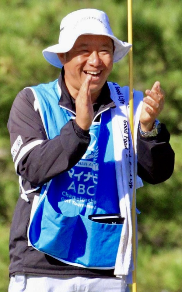プロゴルフキャディー小岸秀行氏
